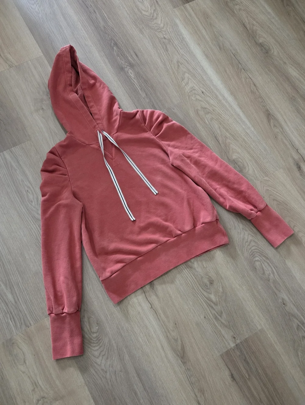 Evereve Wmns Tyra Puff Sleeve Hoodie M Burnt Red Preppy Cozy Girly Comfy Casual - Picture 3 of 9